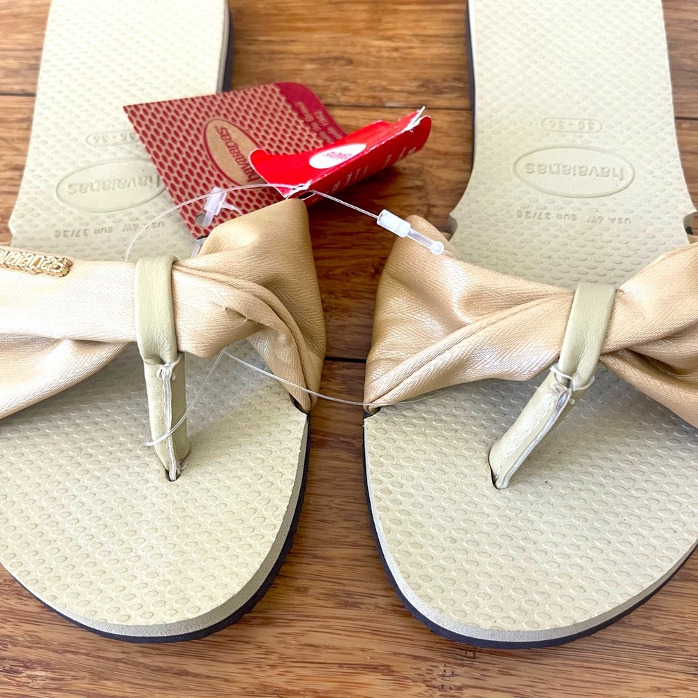 NWT Havaianas St. Tropez Gold Sandels